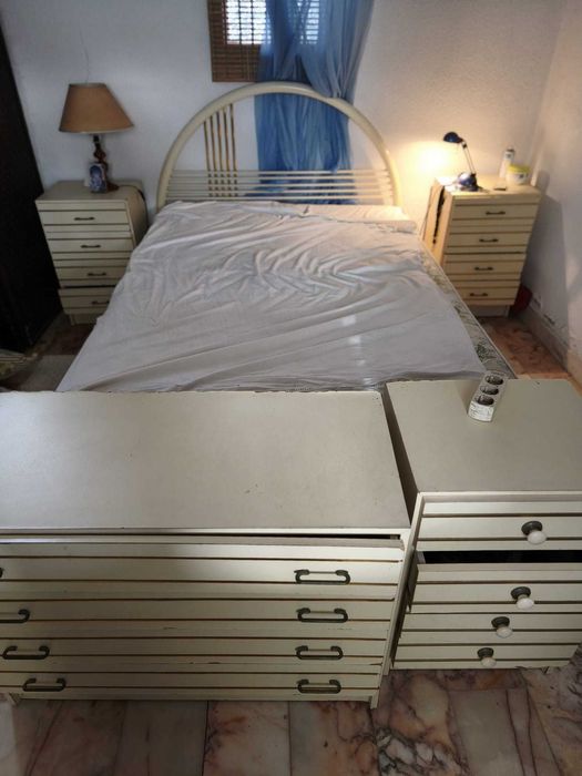 Quarto de Casal, com cómoda e 2 mesas de cabeceiras