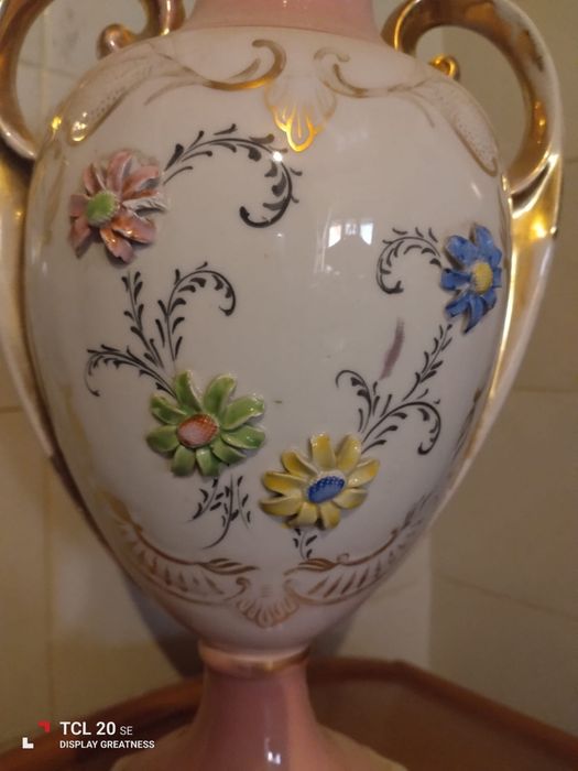 Lindíssima jarra com flores a sobressair da peça