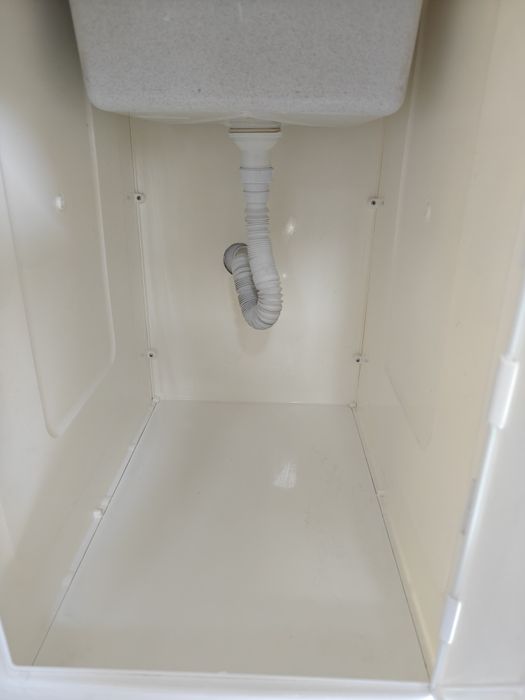 Tanque de lavar roupa com tampa e arrumação