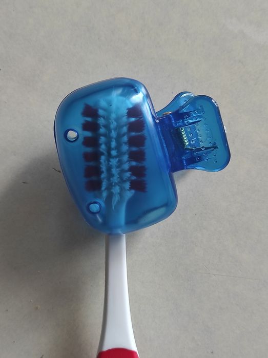 Nowe plastikowe poręczne etui na szczoteczkę do zębów