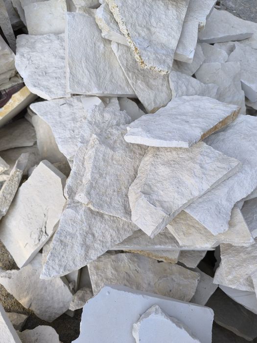 Capas de pedra branco/cinza
