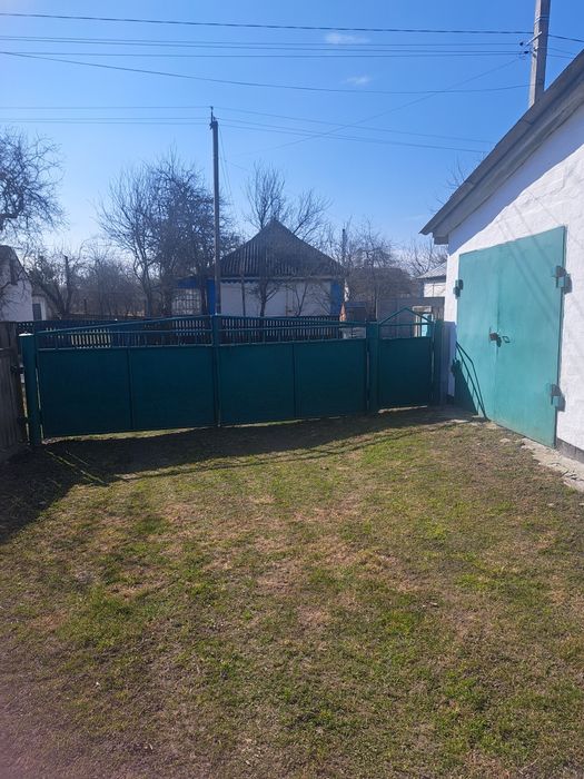 Продаж житлового будинку  та земельної ділянки