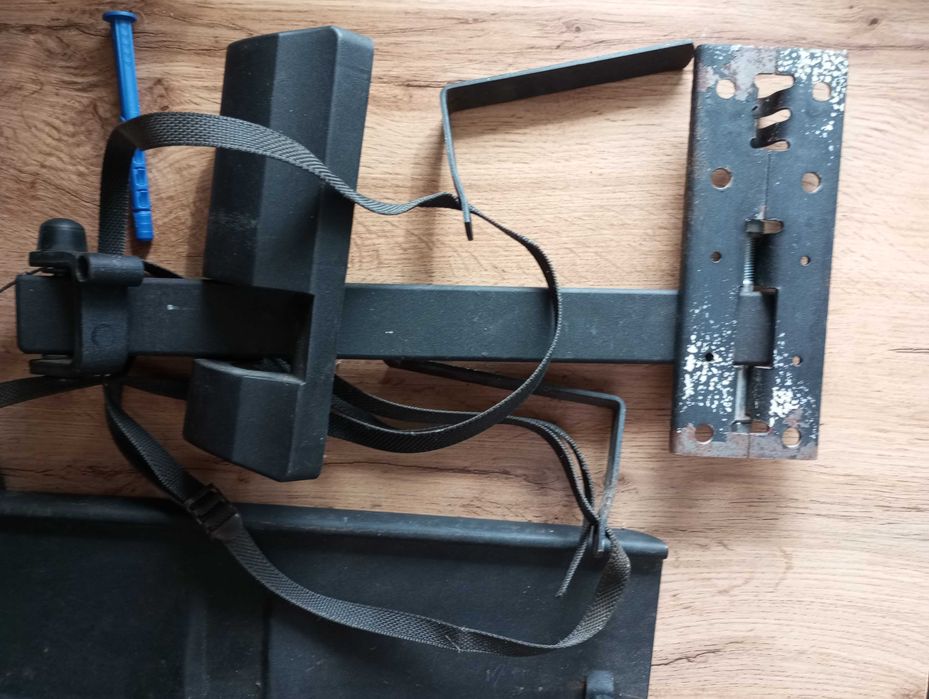 Навісна полиця дуже масивна, товстий металл