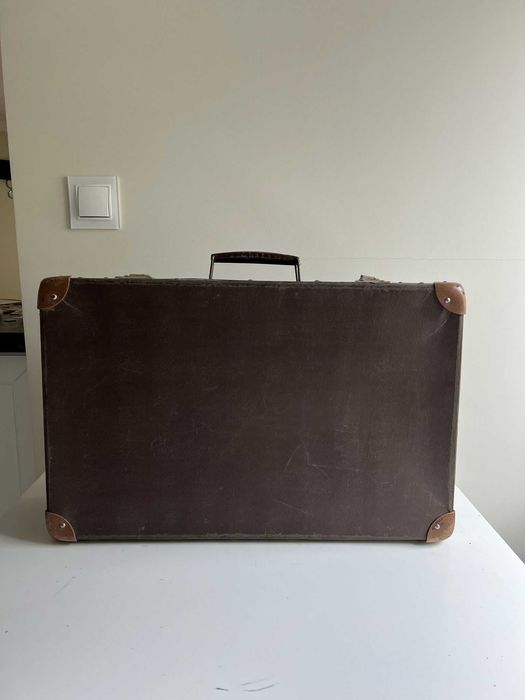 Walizka podróżna z okresu PRL – styl vintage, retro klimat