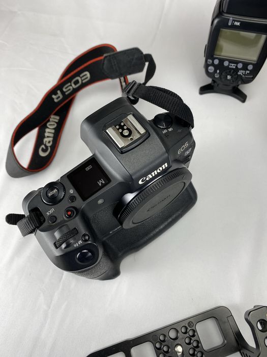 Kit  Canon RF EOSR 24-105 RF  mais Flashes