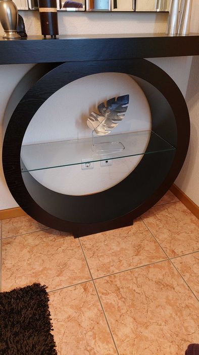 Móvel de maneira design castanho escuro.