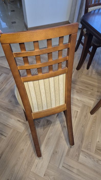 Stół drewniany rozkładany z krzesłami