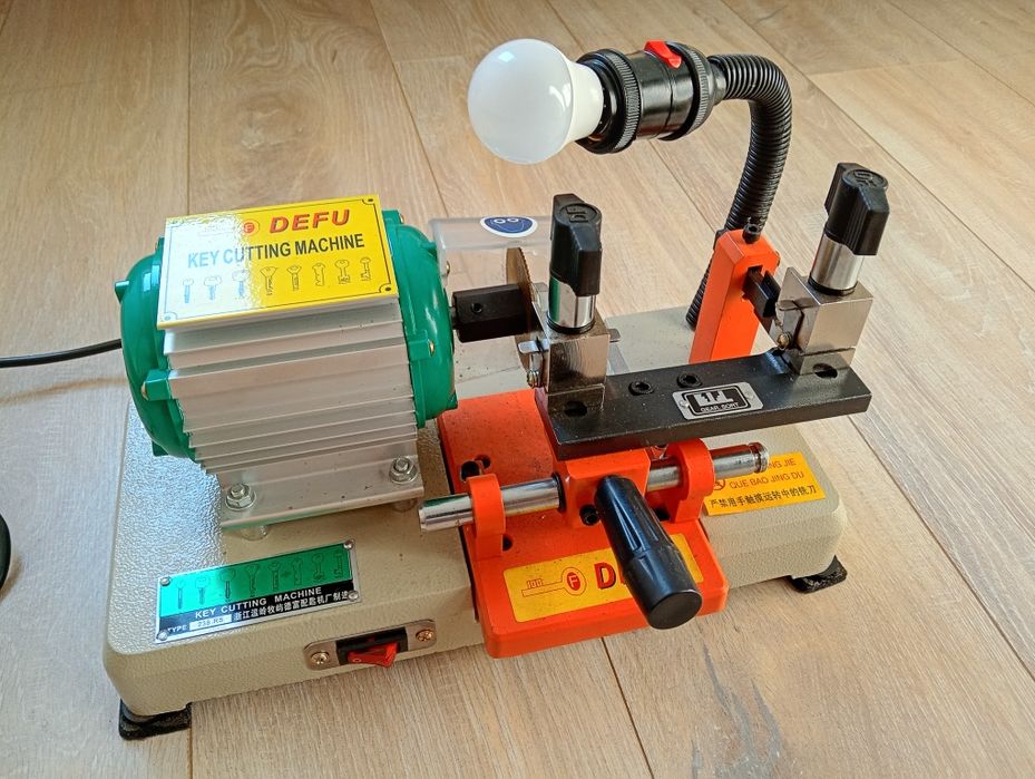Maszynka do dorabiania kluczy DEFU 238RS – Frezarka pozioma