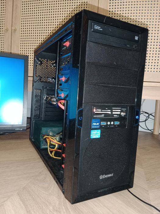 Komputer z monitorem