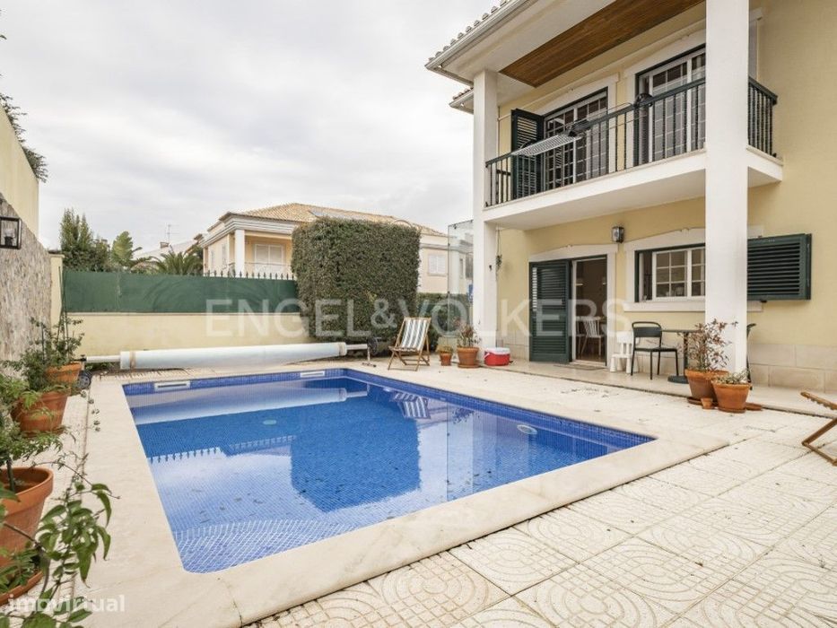 Moradia T5 com piscina em Carcavelos