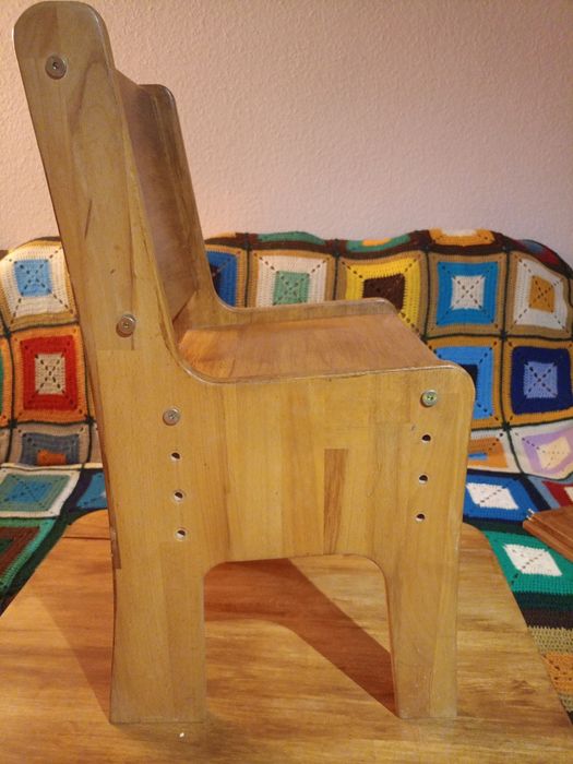 Парта з натурального дерева зі стільцем.