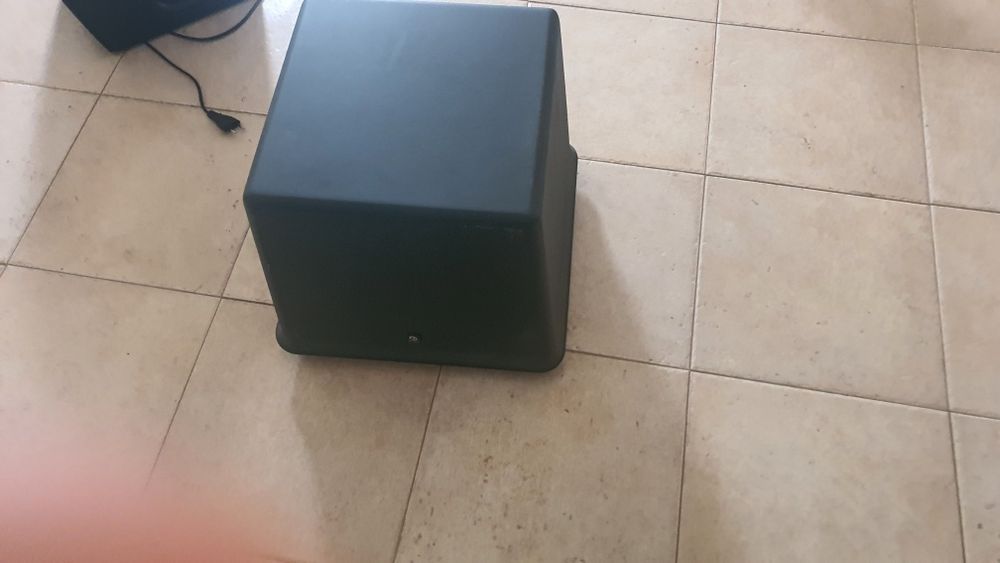 Vários subwoofer em ótimas condições e colunas também.