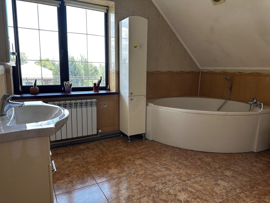 Шикарний будинок в мальовничій локації Бородянки