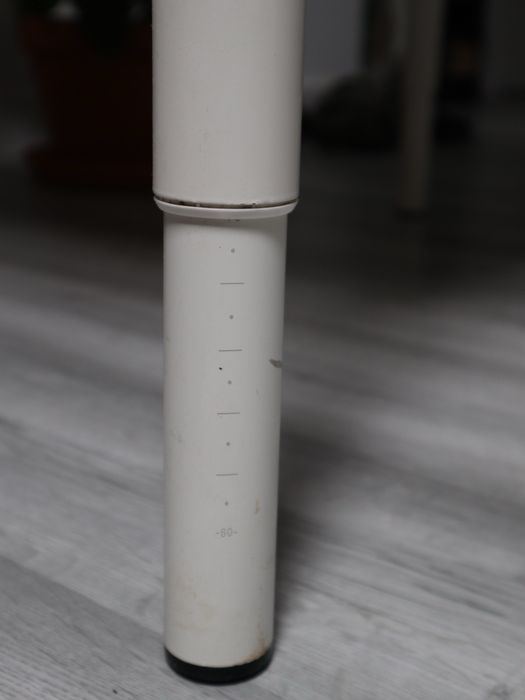 Mesa branca em ótimo estado. Altura ajustável