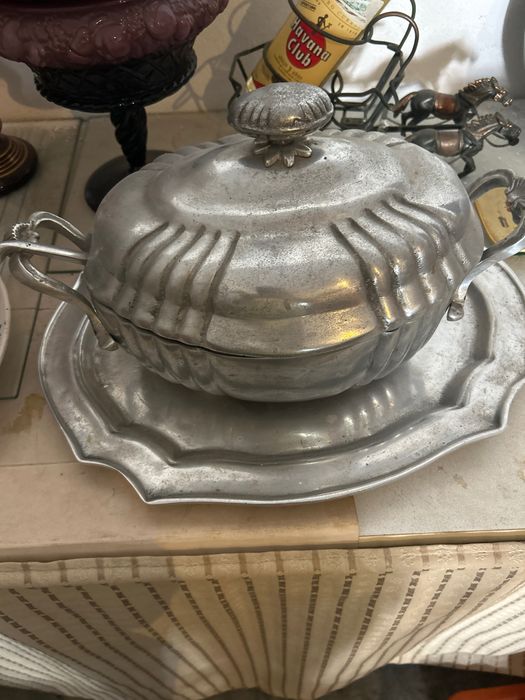 Terrina oval com tampa e travessa/prato de encosto, fabricada em estanho