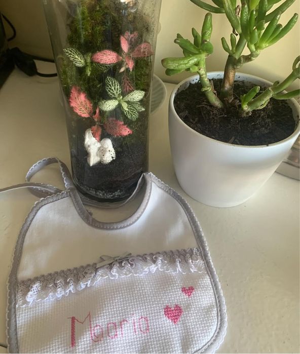 Babete bordado à mão