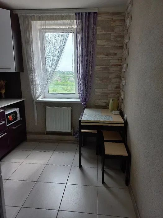 Продам двокімнатну квартиру. Центр на набережній.