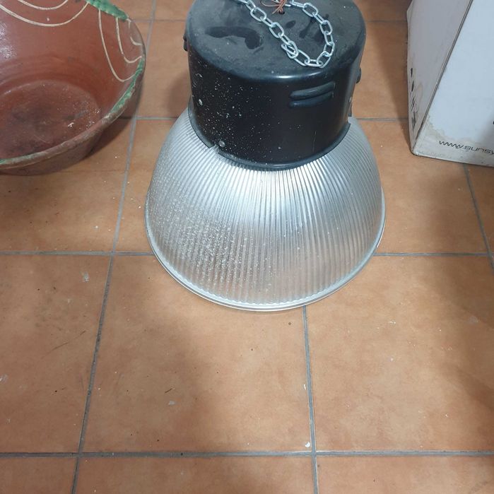 Candeeiros industriais em bom estado