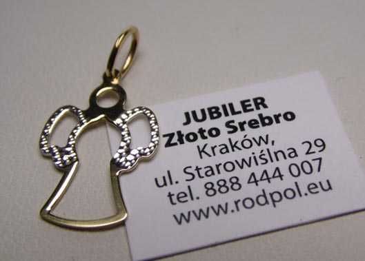 Delikatna złota zawieszka anioł aniołek.