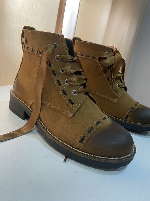 Botas castanhas novas