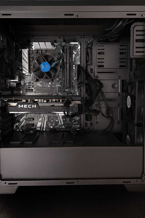 Komputer stacjonarny i5 8400, RX 6650 XT, 24 GB RAM, SSD 970 EVO + HDD