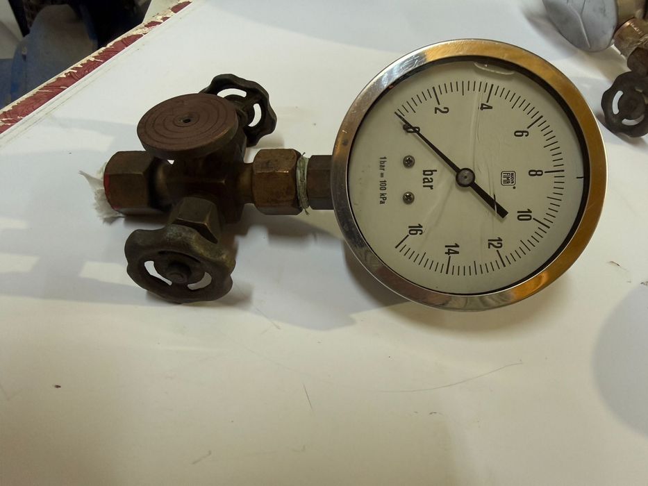 Manómetros Industriais 0–16 Bar com Válvula
