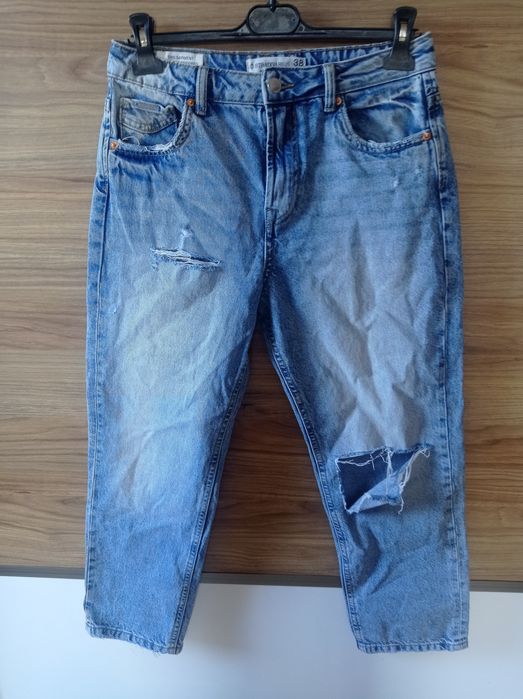 Jeansy Stradivarius mom fit polecam.
