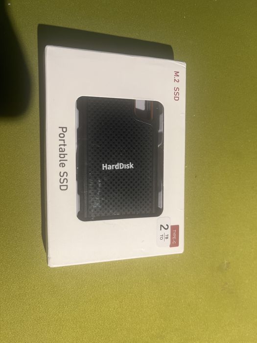 zewnętrzny dysk SSD marki "HardDisk" o pojemności 2
