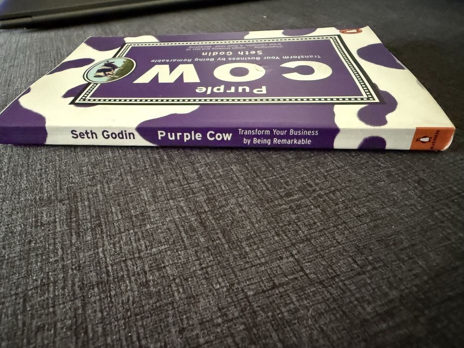 Livro em inglês “Purple Cow - Seth Godin”