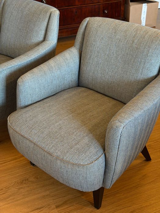Poltronas azuis com pés de madeira