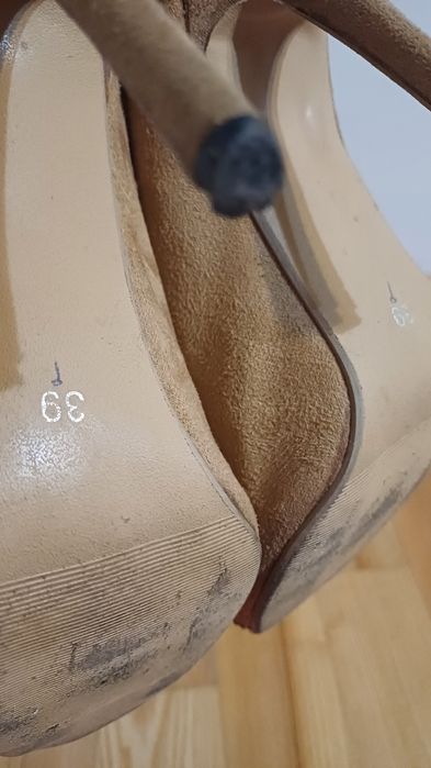 Kremowe buty na szpilce 39