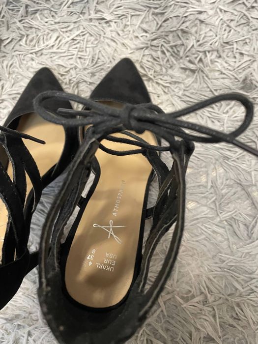 чорні туфлі на шпильці