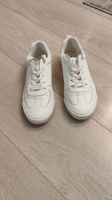 Białe buty chłopięce
