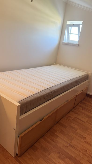Cama individual com ou sem colchão em muito bom estado