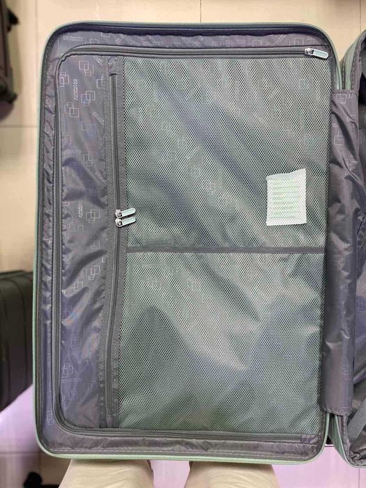 Чемодан American Tourister средний с росширеннием и плавными колёсами