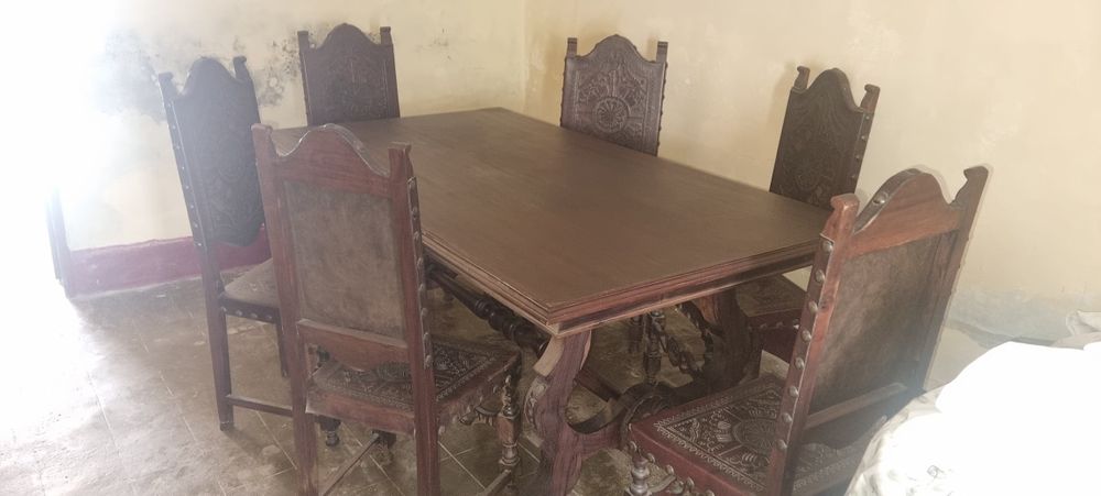 Mesa de jantar + 6 cadeiras em mogno  sec. XVII