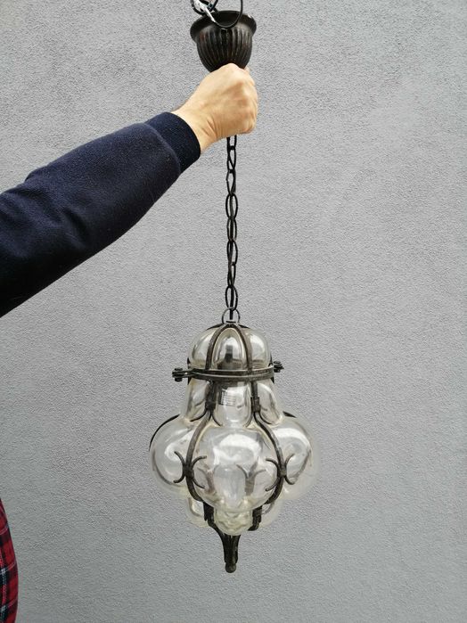 candeeiro em ferro forjado e vidro soprado