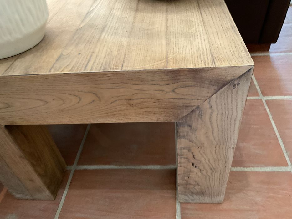Mesa em madeira quadrada