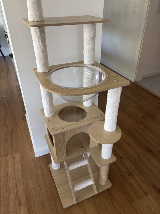 Torre com arranhador para gatos