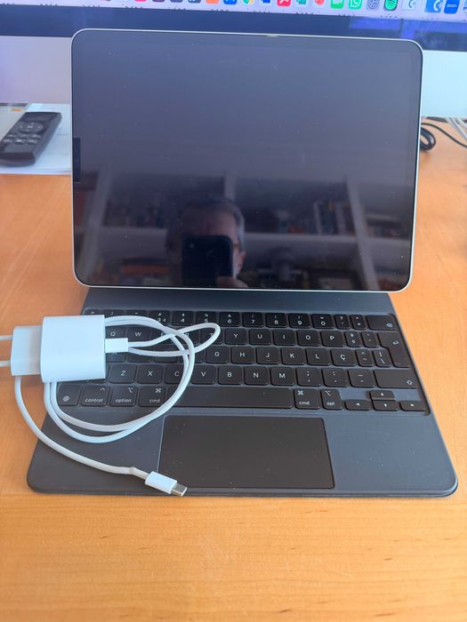 iPad Pro 11” (4.ª Geração) + Magic Keyboard | Como Novo | Oportunidade