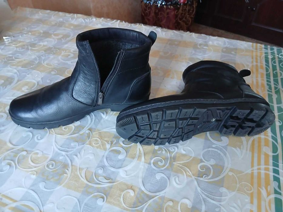 чоботи зимові, з товстим хутром,  мягкі, 47.5-48 розмір.