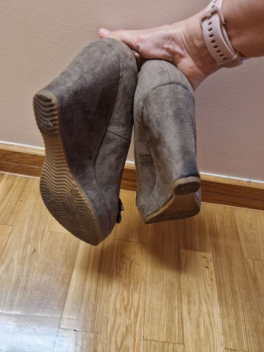 Sapato de cunha bege