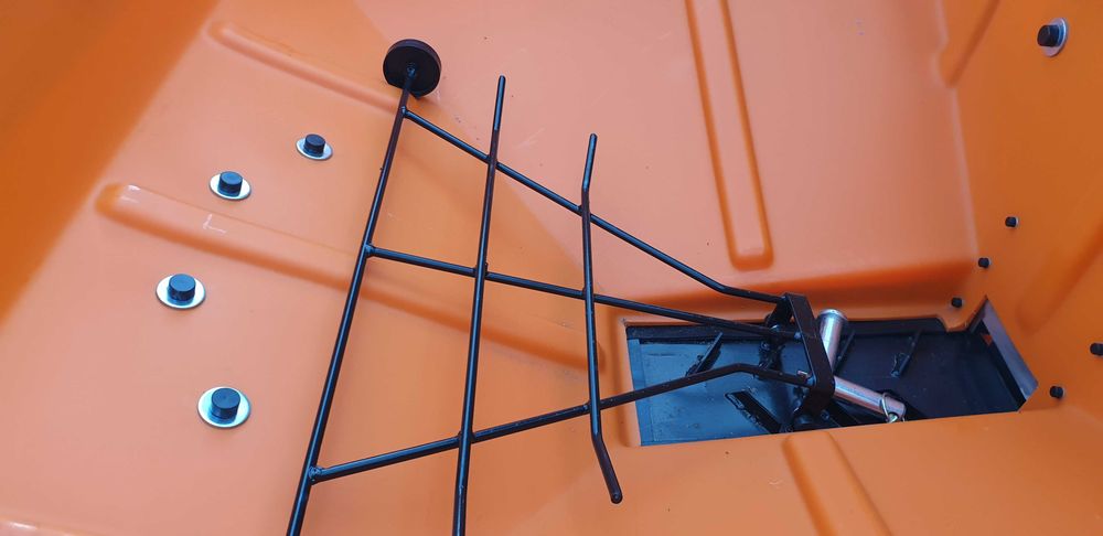 Piaskarka-posypywarka DEXWAL PK 1200 hydrauliczna z podłogą wibracyjną