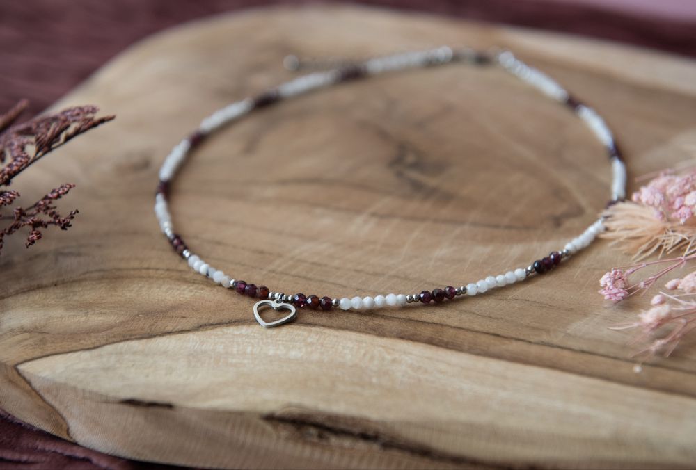 Naszyjnik choker • kamień księżycowy i granat • serce • Dzień Kobiet