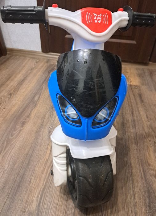 Мотоцикл-толокар у поліцейському стилі