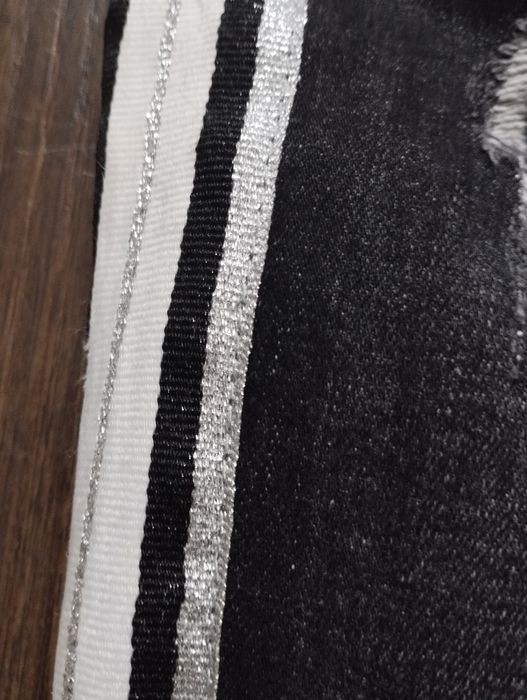 Czarne dżinsy skinny lampasy