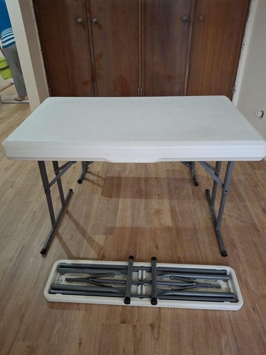 Mesa plástico mais 2 bancos