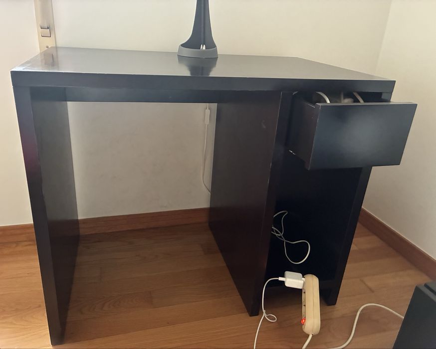 Conjunto de móveis de quarto em madeira maciça de cor castanha escura
