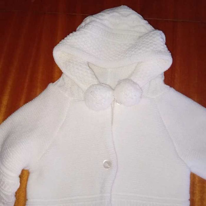 DZIEWCZYNKA -  sliczny sweterek w rozmiarze 74 cm - MA PLAMKĘ