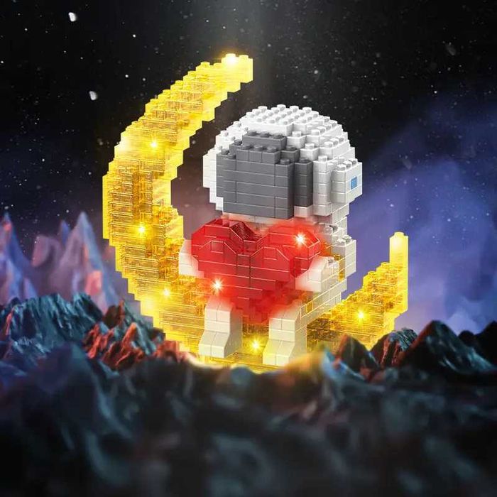 Развивающая игрушка для детей конструктор космонавт с сердцем на Луне